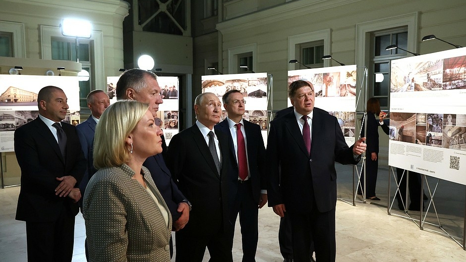 Президент РФ Владимир Путин посетил Санкт-Петербургскую государственную консерваторию по завершении реставрации